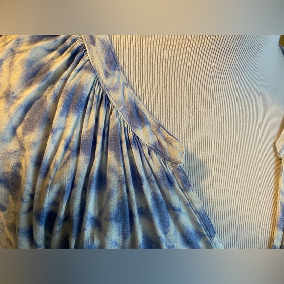 Gap | Blue & White Patterned Long Sleeved Blouse With V-Neck & Fitted Sleeves - Picture 5 of 10